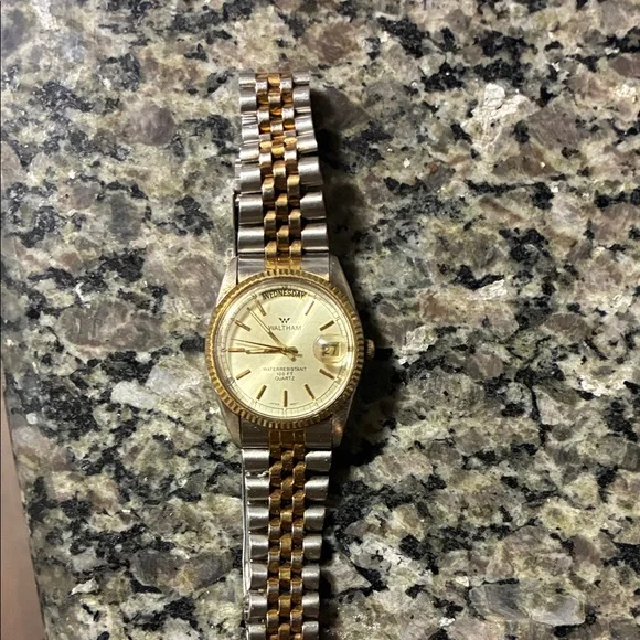 Waltham Two-Tone Men display picture 2